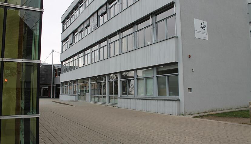 Auf dem Areal der Johannes-Häußler-Schule könnte die Verbundschule entstehen. Außenstelle soll in Amorbach sein.
Foto: Julia Neuert Auf dem Areal der Johannes-Häußler-Schule könnte die Verbundschule entstehen. Außenstelle soll in Amorbach sein.
Foto: Julia Neuert