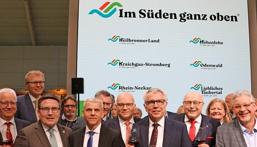 Einigkeit zelebrieren: Sechs Ferienregionen sind &bdquo;im S&uuml;den ganz oben&ldquo;. Die Kooperationspartner der neuen Nord-Allianz Tourimia trafen sich am Hohenlohe-Stand zum ersten Empfang.