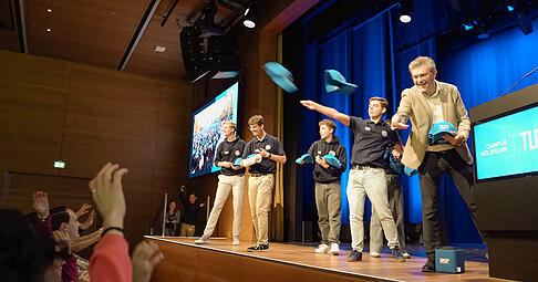 Mit Tum-Baseball-Mütze ins erste Semester: Rund 460 Erstsemester feiern mit Vizepräsident Professor Dr. Ali Sunyaev (rechts) ihren Studienbeginn bei einem gemeinsamen Welcome-Day.