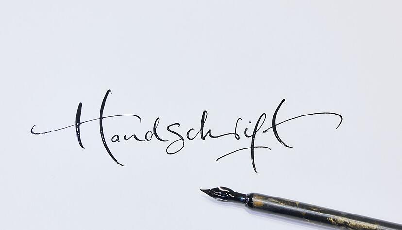 Eleganz in Tinte: Die Handschrift ist eine Momentaufnahme und als Spiegel der Pers&ouml;nlichkeit nicht empirisch bewiesen.