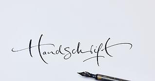 Eleganz in Tinte: Die Handschrift ist eine Momentaufnahme und als Spiegel der Pers&ouml;nlichkeit nicht empirisch bewiesen.