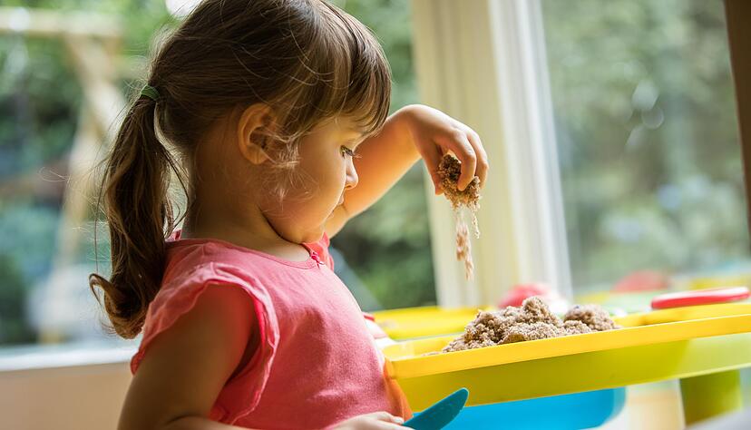 Asbestverdacht bei Knetsand: &Ouml;ko-Test hat 18 Produkte untersucht und in einem Asbestfasern nachgewiesen.