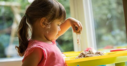 Asbestverdacht bei Knetsand: Öko-Test hat 18 Produkte untersucht und in einem Asbestfasern nachgewiesen. Asbestverdacht bei Knetsand: Öko-Test hat 18 Produkte untersucht und in einem Asbestfasern nachgewiesen.