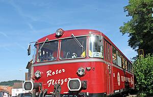 Zwischen Mai und Oktober fährt der "Rote Flitzer" zwischen Neckarbischofsheim und Hüffenhardt.
Foto: Archiv/Gajer Zwischen Mai und Oktober fährt der "Rote Flitzer" zwischen Neckarbischofsheim und Hüffenhardt.
Foto: Archiv/Gajer