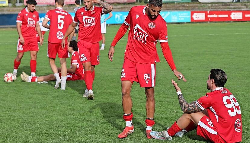 Abklatschen der Torschützen: Geburtstagskind Cristian Giles Sanchez (rechts) erzielte das 1:0 und Burak Alabas rettete Türkspor mit dem späten 2:2 einen Punkt. Abklatschen der Torschützen: Geburtstagskind Cristian Giles Sanchez (rechts) erzielte das 1:0 und Burak Alabas rettete Türkspor mit dem späten 2:2 einen Punkt.