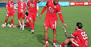 Abklatschen der Torschützen: Geburtstagskind Cristian Giles Sanchez (rechts) erzielte das 1:0 und Burak Alabas rettete Türkspor mit dem späten 2:2 einen Punkt.