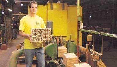 Nach dem Abschleifen der Ziegel kommt die Endkontrolle.Foto: Riecker