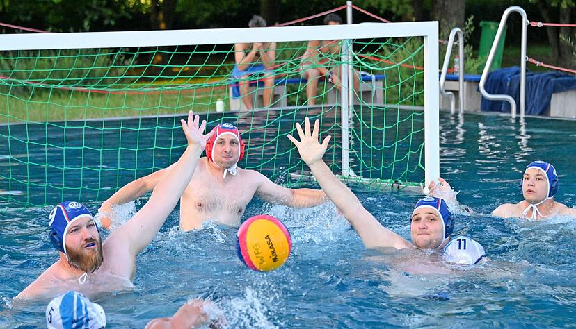 Kein Durchkommen: Der Gemminger Ralf B&auml;r (links, wei&szlig;e Kappe) wagt trotzdem einen Abschluss. Sein Team lief weite Teile des Derbys gegen Heilbronn einem R&uuml;ckstand hinterher, kam wieder heran &minus; und verlor trotzdem.
Foto: Christiana Kunz