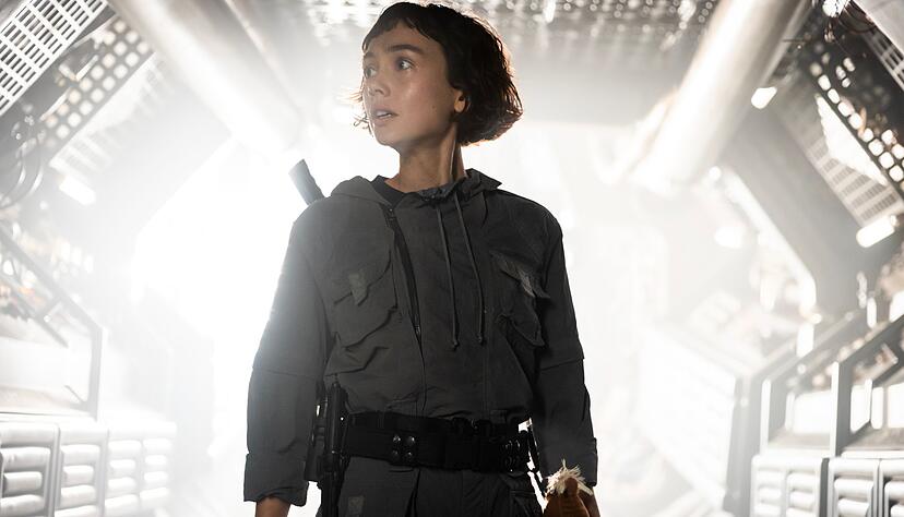 Sydney Chandler spielt Wendy.