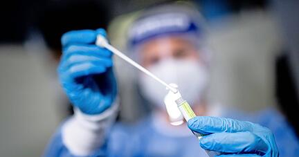 Ab dem heutigen Mittwoch genügt ein negativer Schnelltest als 3G-Nachweis nicht mehr. Ungeimpfte müssen nun einen negativen PCR-Test vorweisen.
Foto: dpa Ab dem heutigen Mittwoch genügt ein negativer Schnelltest als 3G-Nachweis nicht mehr. Ungeimpfte müssen nun einen negativen PCR-Test vorweisen.
Foto: dpa