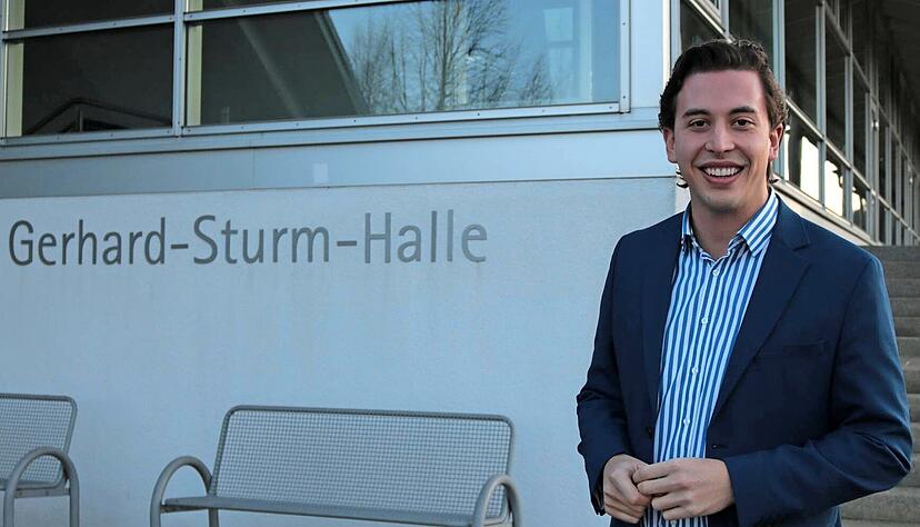 Seine älteste Erinnerung an Mulfingen betrifft die Gerhard-Sturm-Halle − deswegen hat Sören Döffinger diese als Ort für das Foto in der HZ ausgesucht.
Foto: Götz Greiner