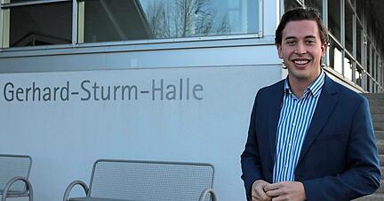 Seine älteste Erinnerung an Mulfingen betrifft die Gerhard-Sturm-Halle − deswegen hat Sören Döffinger diese als Ort für das Foto in der HZ ausgesucht.
Foto: Götz Greiner Seine älteste Erinnerung an Mulfingen betrifft die Gerhard-Sturm-Halle − deswegen hat Sören Döffinger diese als Ort für das Foto in der HZ ausgesucht.
Foto: Götz Greiner