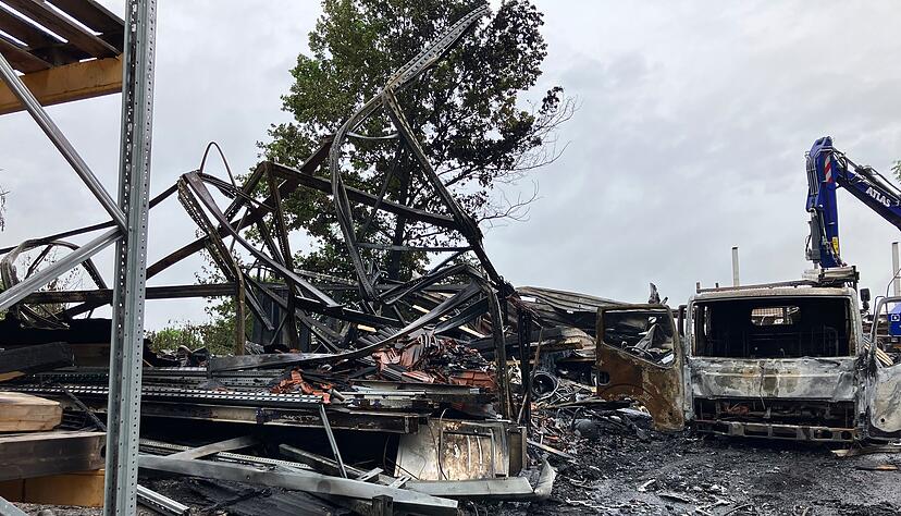Von der Scheune in Öhringen ist nach dem Brand nicht mehr viel übrig. Die Feuerwehr und das Technische Hilfswerk (THW) waren zeitweise mit rund 100 Einsatzkräften vor Ort.