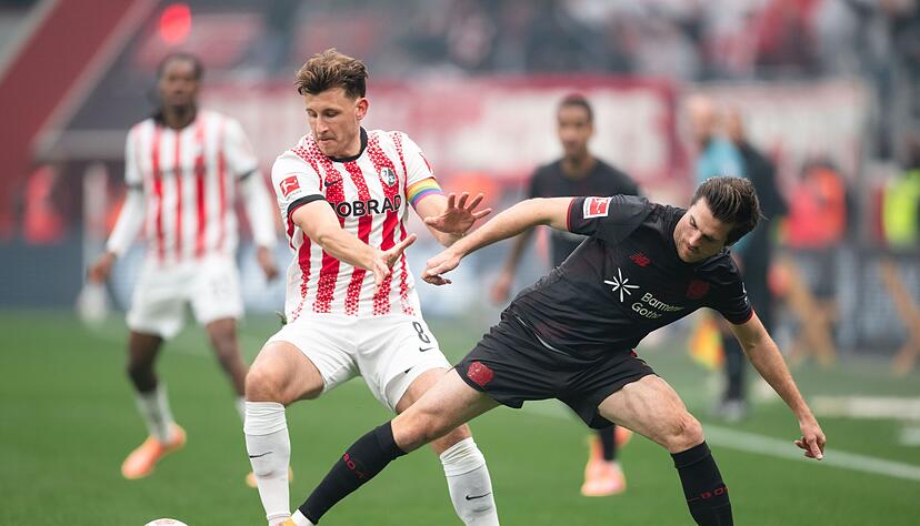 Freiburgs Maximilian Eggestein (l) und Leverkusens Jonas Hofmann im Zweikampf. Freiburgs Maximilian Eggestein (l) und Leverkusens Jonas Hofmann im Zweikampf.