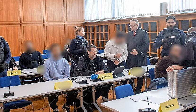 Mit dem sogenannten Polizeitrick sollen vier Angeklagte mehrere Senioren um deren Geld und Schmuck gebracht haben. Zwei von ihnen sollen auch illegalen Waffenhandel betrieben haben.