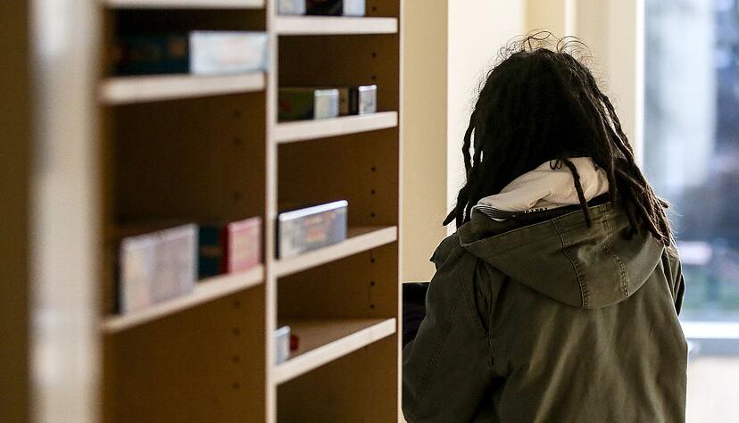 Ein junges Mädchen steht in der Kinder- und Jugendpsychiatrie der Asklepios-Klinik in Hamburg.