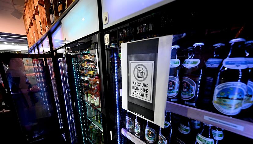 Bierflaschen d&uuml;rfen in den Kiosken ab 22.00 Uhr nicht mehr abgegeben werden.