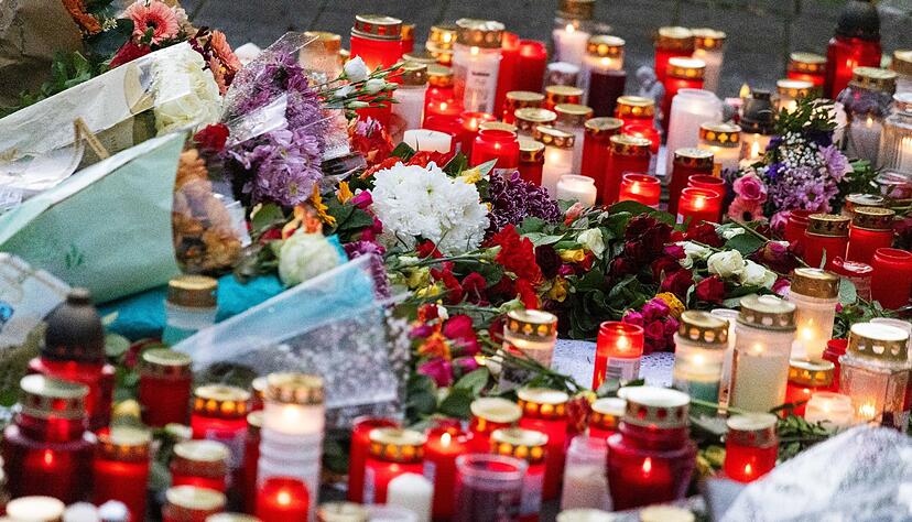 Blumen und Kerzen liegen während einer stillen Gedenkveranstaltung vor der Offenburger Schule. Blumen und Kerzen liegen während einer stillen Gedenkveranstaltung vor der Offenburger Schule.