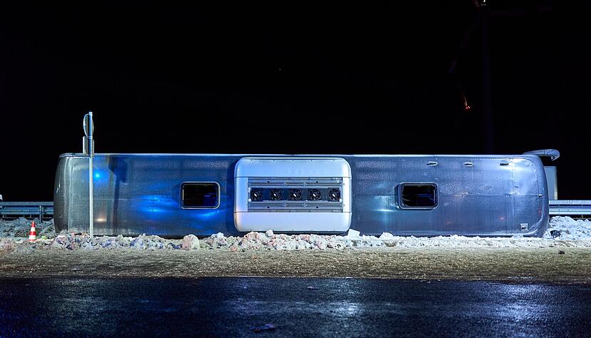 Der Bus lag komplett auf der Seite.