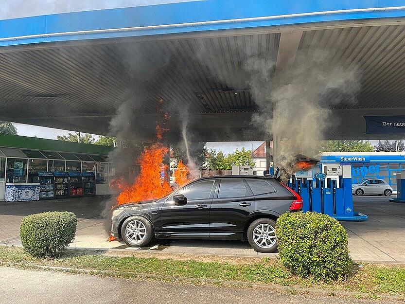 Flammen sind an der Aral-Tankstelle in Neckarsulm am Mittwoch zu sehen. Ein Auto hat an der B27 gebrannt.