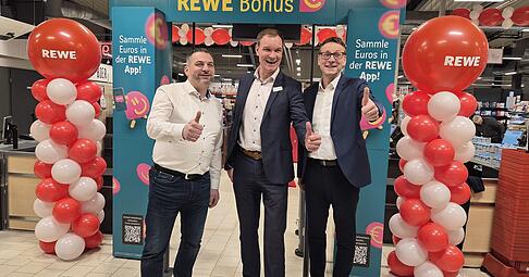 Der Rewe-Markt in Brackenheim hat wieder ge&ouml;ffnet: Freude bei Marktmanager Christian Niculescu (v. l.), Vertriebsleiter Norbert Buchfink und B&uuml;rgermeister Thomas Csaszar.