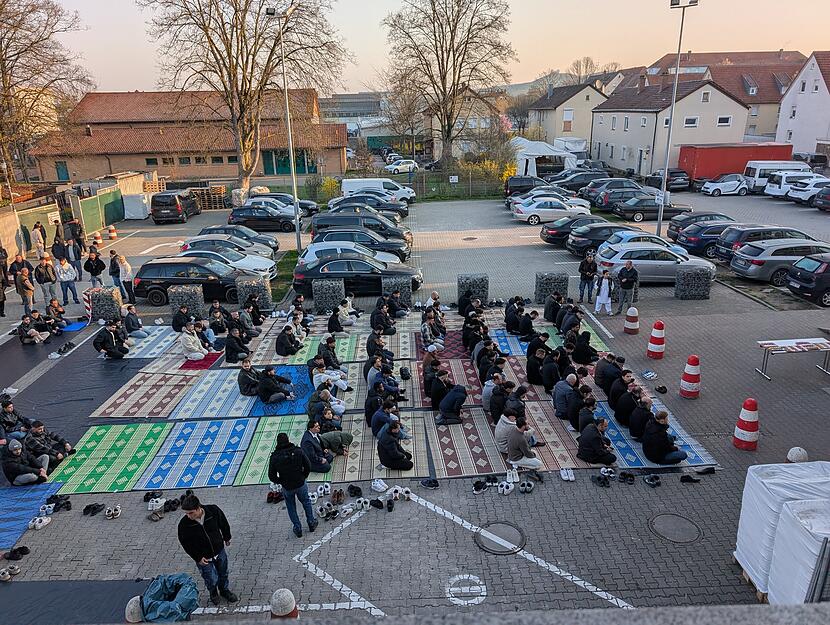 Der Ansturm in der Fatih Moschee in der Heilbronner Goppelstra&szlig;e war so gro&szlig;, dass auch auf dem Parkplatz Teppiche ausgelegt wurden, damit Gl&auml;ubige das Festtagsgebet verrichten k&ouml;nnen.