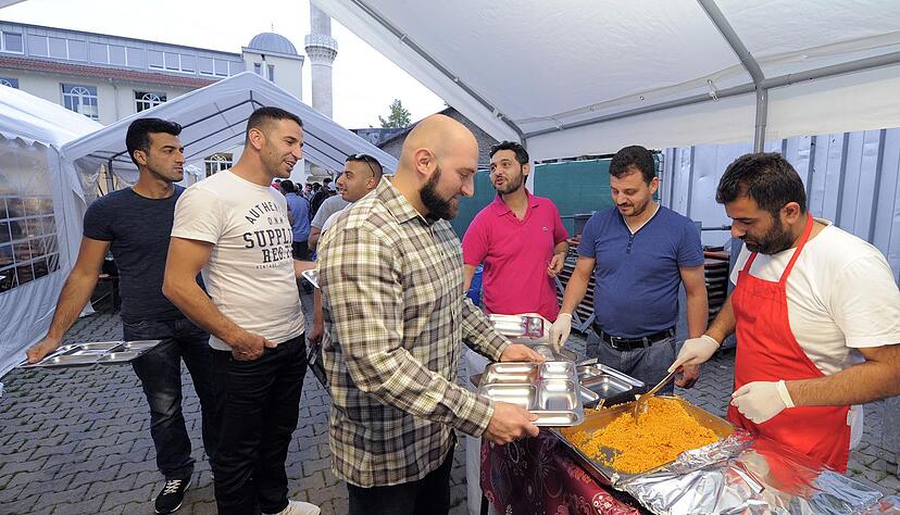 Im Zelt hinter der Fatih-Moschee a&szlig;en w&auml;hrend des Ramadan jede Nacht bis zu 400 Menschen. Foto: