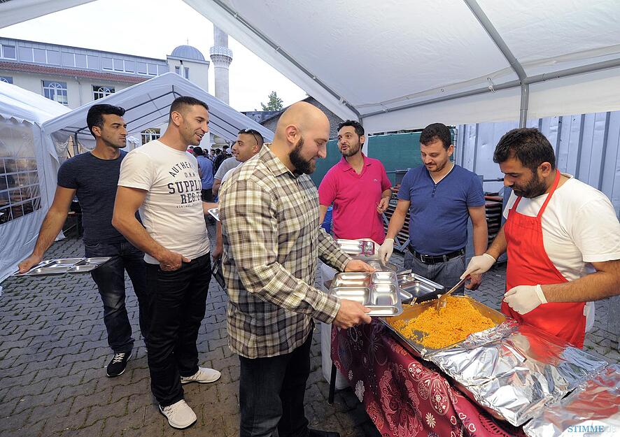 Im Zelt hinter der Fatih-Moschee aßen während des Ramadan jede Nacht bis zu 400 Menschen. Foto: Im Zelt hinter der Fatih-Moschee aßen während des Ramadan jede Nacht bis zu 400 Menschen. Foto: