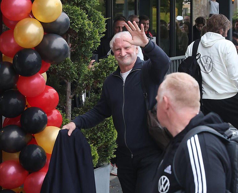 Das DFB-Team übernachtet am Donnerstag vor dem WM-Qualifikationsspiel im Parkhotel in Heilbronn. Zahlreiche Fans haben die Fußball-Stars in Empfang genommen. Es gab Autogramme und Fotos.