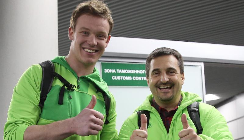 Der dreimalige Olympiasieger Georg Hackl (r) dr&uuml;ckt Felix Loch die Daumen. Foto: Christian Charisius