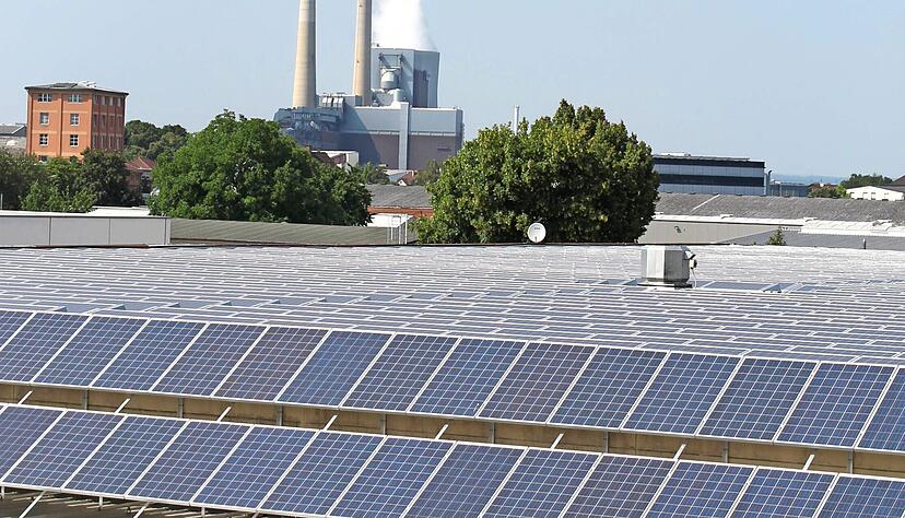 Eine Solaroffensive mit Photovoltaikanlagen auf 500 Heilbronner Dächern sieht der Masterplan Klimaschutz vor. Bis 2030 sollen Treibhausgas-Emissionen um 40 Prozent sinken.
Foto: Archiv/Stockburger Eine Solaroffensive mit Photovoltaikanlagen auf 500 Heilbronner Dächern sieht der Masterplan Klimaschutz vor. Bis 2030 sollen Treibhausgas-Emissionen um 40 Prozent sinken.
Foto: Archiv/Stockburger