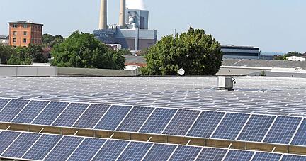 Eine Solaroffensive mit Photovoltaikanlagen auf 500 Heilbronner Dächern sieht der Masterplan Klimaschutz vor. Bis 2030 sollen Treibhausgas-Emissionen um 40 Prozent sinken. 
Foto: Archiv/Stockburger