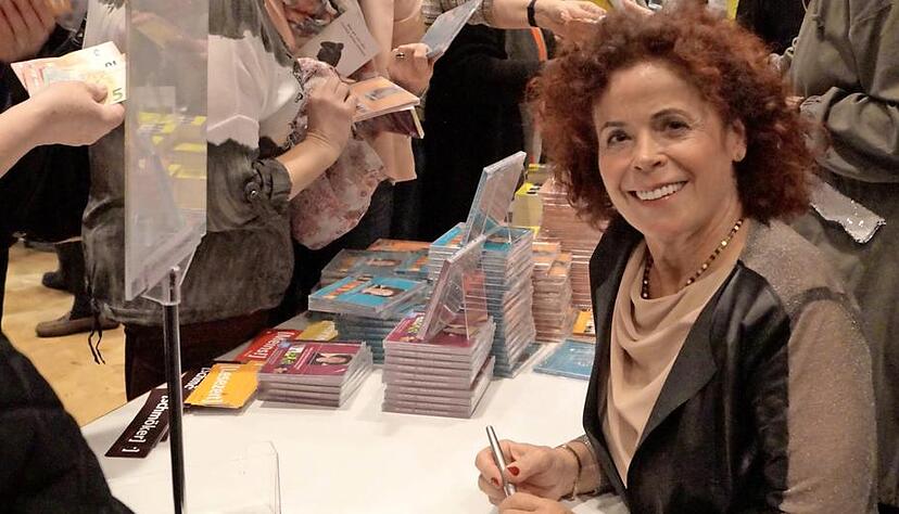 Großes Interesse seitens der Gäste: Autorin, Sängerin und Schauspielerin Eva Loschky (vorne) signierte im Anschluss an ihren Vortrag im Brackenheimer Bürgerzentrum ihre Bücher und CDs.Foto: Elke Khattab Großes Interesse seitens der Gäste: Autorin, Sängerin und Schauspielerin Eva Loschky (vorne) signierte im Anschluss an ihren Vortrag im Brackenheimer Bürgerzentrum ihre Bücher und CDs.Foto: Elke Khattab