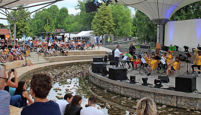 Auf der Open-Air-Bühne des Bürgerparks spielen drei Tage lang Profis und Amateure Musik, Theater und Kabarett.
Fotos: Barbara Barth Auf der Open-Air-Bühne des Bürgerparks spielen drei Tage lang Profis und Amateure Musik, Theater und Kabarett.
Fotos: Barbara Barth