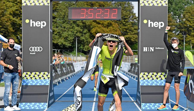 Arne Leiss jubelt im Ziel. Er ist deutscher Triathlon-Meister. Auf der Laufbahn des Heilbronner Frankenstadions liegt der Mitteldistanz-Sieger lediglich drei Sekunden vor dem Verfolger Timo Hackenjos.
Fotos: Mario Berger Arne Leiss jubelt im Ziel. Er ist deutscher Triathlon-Meister. Auf der Laufbahn des Heilbronner Frankenstadions liegt der Mitteldistanz-Sieger lediglich drei Sekunden vor dem Verfolger Timo Hackenjos.
Fotos: Mario Berger