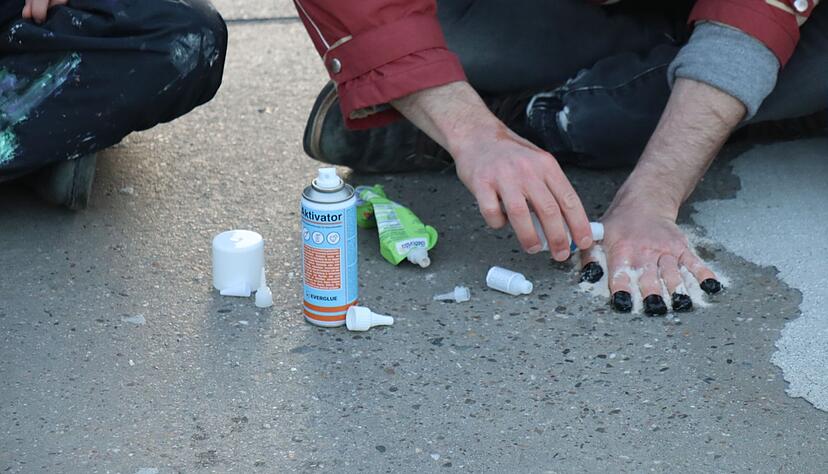 Immer wieder kleben sich Klimaaktivisten an Stra&szlig;en fest.