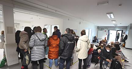 Nicht nur wie hier in Augsburg stehen Geflüchtete Schlange, um sich anzumelden. Die Registrierung ist eine bürokratische Herausforderung.
Foto: dpa