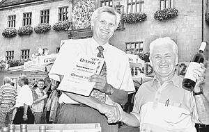 Ein Klassiker ist die Kür des Unterländer Weinzahns, im Jahr 2000 ehrt Ex-Dorf-Bürgermeister Karl Seiter (links) Karl Greven. Ein Klassiker ist die Kür des Unterländer Weinzahns, im Jahr 2000 ehrt Ex-Dorf-Bürgermeister Karl Seiter (links) Karl Greven.