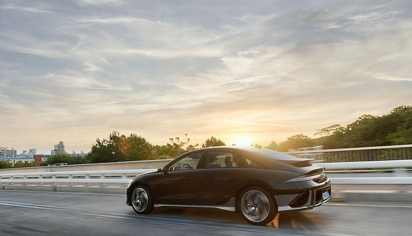 Die st&auml;rkste Motor-Variante des Ioniq 6 verf&uuml;gt &uuml;ber 239 kW/325 PS und schafft den Sprint von 0 auf 100 km/h in 5,1 Sekunden.