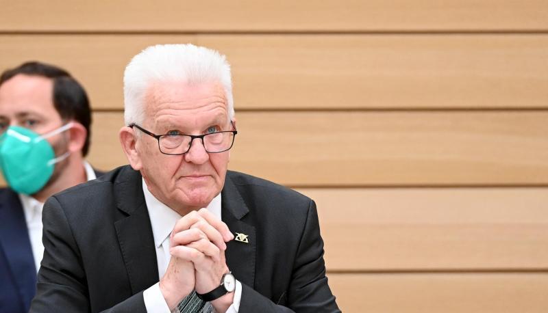 Winfried Kretschmann (Bündnis 90/Die Grünen) schaut in die Runde.