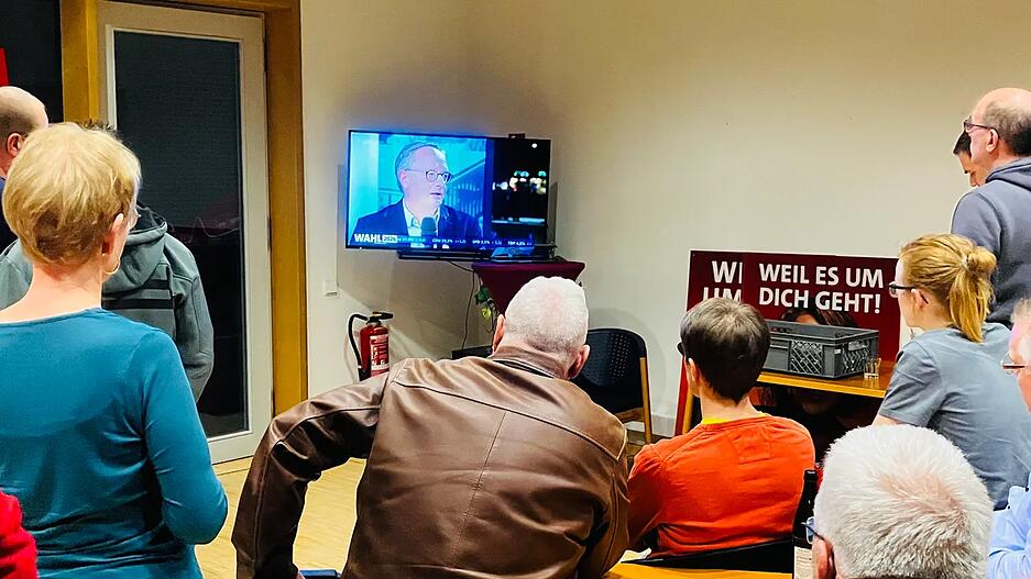 Gespannte Stille, als Spitzenkandidat Andreas Stoch vors Fernsehmikrofon tritt. Der SPD-Abgeordnete Klaus Ranger schaut gespannt auf die Ergebnisse in seinem Wahlkreis Neckarsulm. Es zeichnet sich ein Kopf-an-Kopf-Rennen zwischen Isabell Huber (CDU) und Carola Wolle (AfD) ab.