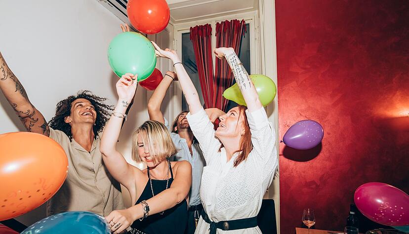 Die Scheidungsparty mit Freunden kann ein Ritual sein, um den Übergang zwischen zwei Lebensabschnitten zu zelebrieren. Die Scheidungsparty mit Freunden kann ein Ritual sein, um den Übergang zwischen zwei Lebensabschnitten zu zelebrieren.