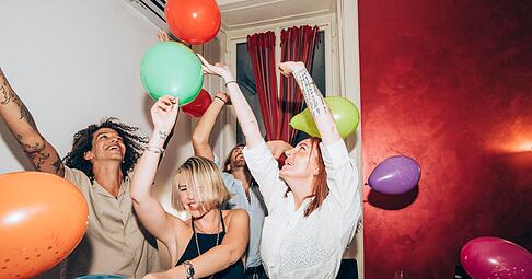 Die Scheidungsparty mit Freunden kann ein Ritual sein, um den &Uuml;bergang zwischen zwei Lebensabschnitten zu zelebrieren.