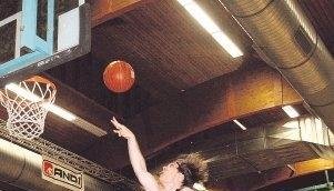 Zug zum Korb. Der Crailsheimer Johann Olafsson (rechts) setzt sich hier gegen die Abwehr von Hannover durch.Fotos: Marc Schmerbeck Zug zum Korb. Der Crailsheimer Johann Olafsson (rechts) setzt sich hier gegen die Abwehr von Hannover durch.Fotos: Marc Schmerbeck