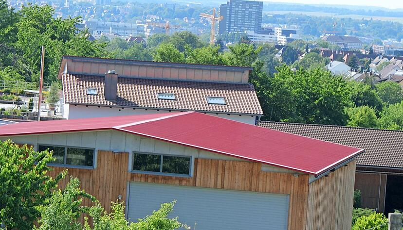 Je nach Tageszeit und Lichteinfall erscheint das Blechdach in einer anderen Farbnuance. Die Fachfirma schrieb an Drautz, das Dach dunkele mit der Zeit noch nach. Foto: Friese Je nach Tageszeit und Lichteinfall erscheint das Blechdach in einer anderen Farbnuance. Die Fachfirma schrieb an Drautz, das Dach dunkele mit der Zeit noch nach. Foto: Friese