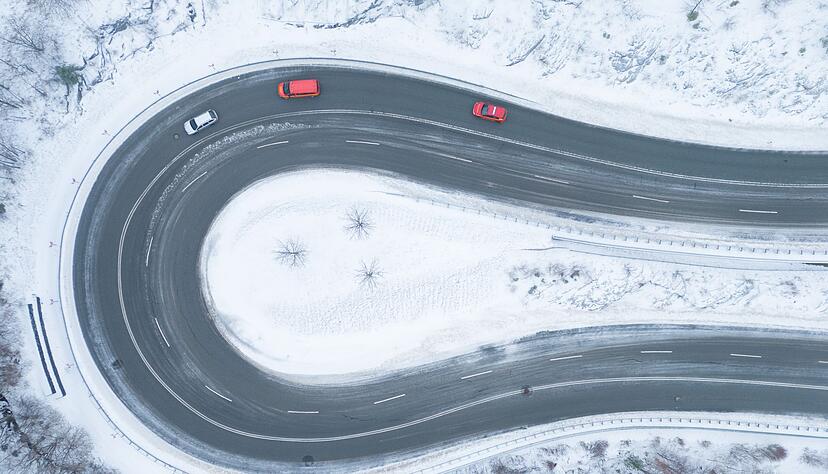 Gerät das Auto bei Glätte in einer Kurve ins Schlingern, hilft es manchmal mehrmals kurz und kräftig zu bremsen.