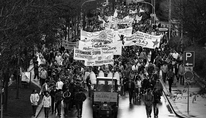 Die Friedensbewegung war in den 1980er Jahren breit aufgestellt, vor allem nach dem Waldheide-Unglück von 1985 marschierte auch die bürgerliche Mitte mit. Die Friedensbewegung war in den 1980er Jahren breit aufgestellt, vor allem nach dem Waldheide-Unglück von 1985 marschierte auch die bürgerliche Mitte mit.