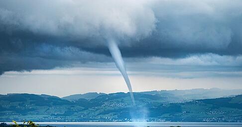 Eine Wasserhose fegt vor Friedrichshafen über den Bodensee. (Archiv)