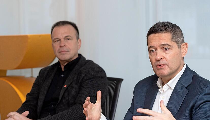 Audi-Personalvorstand Xavier Ros (rechts) und der Neckarsulmer Betriebsratschef Rainer Schirmer beim Redaktionsbesuch: Betont einmütig sprechen sie über die Herausforderungen, vor denen die Automobilindustrie steht.
Foto: Mario Berger Audi-Personalvorstand Xavier Ros (rechts) und der Neckarsulmer Betriebsratschef Rainer Schirmer beim Redaktionsbesuch: Betont einmütig sprechen sie über die Herausforderungen, vor denen die Automobilindustrie steht.
Foto: Mario Berger