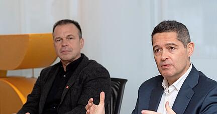 Audi-Personalvorstand Xavier Ros (rechts) und der Neckarsulmer Betriebsratschef Rainer Schirmer beim Redaktionsbesuch: Betont einmütig sprechen sie über die Herausforderungen, vor denen die Automobilindustrie steht.
Foto: Mario Berger
